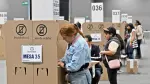 Personas votan en un centro de votación durante las elecciones presidenciales en Bogotá.