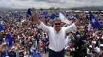 El expresidente hondureño Juan Orlando Hernández hace gestos mientras se reúne con simpatizantes tras su llegada.