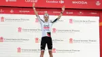 El ciclista esloveno Tadej Pogacar, del equipo UAE Team Emirates - XRG, celebra en el podio tras ganar la primera etapa de la Vuelta a España 2026