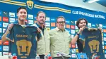 Israel Luna, nuevo Jugador, Carlos Gutiérrez, director de Estrategia Deportivo, y Antonio Sancho, vicepresidente deportivo del club Universidad Nacional, y César "Chino" Huerta, nuevamente jugador.
