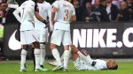 El delantero francés Kylian Mbappé, número 10, yace en el césped.