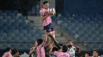 El segunda línea francés del Montpellier, Florian Verhaeghe, atrapa el balón durante el partido del Top 14 francés de rugby.