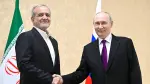 El presidente ruso Vladimir Putin y el presidente iraní Masoud Pezeshkian se dan la mano durante una reunión en Turkmenbashi