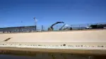 Trabajadores se encuentran al lado de maquinaria para construir el muro fronterizo en El Paso, Texas. Foto: Reuters
