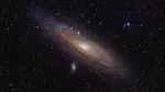 La galaxia de Andrómeda, situada a unos dos millones doscientos mil años luz del Sol. Si alguien desde allí mirara a la Tierra ahora, vería un planeta por el que dan los primeros pasos las especies precursoras del género Homo. Foto: Wikimedia Commons