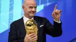 Gianni Infantino, presidente de la FIFA, sostiene la copa del mundo FIFA 2030. Foto: AFP.