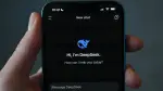 DeepSeek, una IA desarrollada por una startup de Hangzhou con un presupuesto de 5.6 millones de dólares, desafía a gigantes como ChatGPT, mediante su eficiencia, código abierto y accesibilidad gratuita.

Para más información del tema, visita: https://www.eleconomista.com.mx/mercados/que-deepseek-inteligencia-artificial-china-hizo-temblar-wall-street-20250127-743833.html

Twitter: https://twitter.com/eleconomista 
Sitio web: https://www.eleconomista.com.mx/ 
Facebook: https://www.facebook.com/ElEconomista.mx 

#ElEconomista #CapitalHumano #EETV
