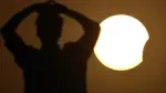 Los aficionados a la astronomía en una amplia franja del hemisferio norte tendrán la oportunidad de ver un eclipse solar parcial este sábado, desde el este de Canadá hasta Siberia.

Para más información del tema, visita:https://www.eleconomista.com.mx/arteseideas/eclipse-solar-parcial-sera-visible-hemisferio-norte-sabado-podra-observar-20250328-752469.html

¡Síguenos en nuestras redes sociales para mantenerte informado!

Twitter: https://twitter.com/eleconomista 
Facebook: https://www.facebook.com/ElEconomista.mx
Instagram: https://www.instagram.com/eleconomistamx
LinkedIn: https://www.linkedin.com/company/el-economista/

#ElEconomista #EETV