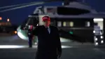 El presidente de Estados Unidos, Donald Trump, saluda a su llegada a la Base Conjunta Andrews, Maryland.