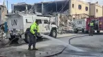 Cascos azules de la Fuerza Provisional de las Naciones Unidas en el Líbano (UNIFIL) pasan junto a bomberos que despejan la carretera en el lugar de un ataque aéreo israelí nocturno en la zona de Naqura, en el sur del Líbano, el 27 de marzo de 2026. El Líbano se vio envuelto en la guerra de Oriente Medio el 2 de marzo, cuando Hezbolá, respaldado por Teherán, comenzó a lanzar cohetes contra Israel para vengar el asesinato del líder supremo iraní. Desde entonces, Israel ha estado bombardeando el Líbano, principalmente en zonas donde Hezbolá ha ejercido una gran influencia, y ha enviado tropas terrestres para establecer una zona de seguridad en el sur del Líbano.