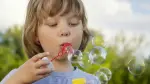 Niño juganto.