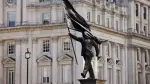 La nueva estatua de Banksy fue colocada situada sobre un pedestal cerca de The Mall, en el corazón ceremonial de Londres. Fot: Reuters