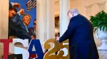 Donald Trump examina un producto en un stand durante una cumbre para pequeñas empresas.