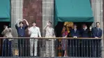 Mientras los fanáticos esperaban afuera de Palacio Nacional, elementos del Cuerpo de Bomberos de la Ciudad de México rociaron agua para mitigar las altas temperaturas registradas en el Centro Histórico.