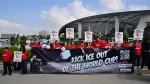 Trabajadores del Sofi Stadium, entre ellos cocineros, camareros, lavaplatos, meseros y cajeros, protestan frente al estadio, antes del torneo de la Copa del Mundo 2026.