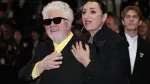 El director de cine español Pedro Almodóvar y la actriz española Rossy de Palma salen tras la proyección de la película Amarga Navidad en la 79ª edición del Festival de Cine de Cannes.