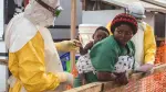 Un trabajador sanitario examina a un niño en busca de ébola durante un brote de 2019 en la República Democrática del Congo. Vincent Tremeau/UNICEF