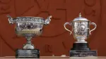 La Copa de los Mosqueteros y la Copa Suzanne-Lenglen, expuestos en el Complejo Roland-Garros de París.