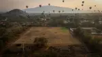 "Estadios desde arrba": Una imagen tomada con un dron muestra un campo de fútbol mientras globos aerostáticos flotan cerca de las pirámides de Teotihuacán.