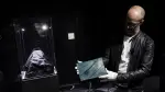 Esta fotografía muestra el primer bolso de "piel de T-Rex" expuesto antes de su subasta en el Hotel Drouot de París el 9 de junio de 2026.