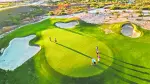 Greg Norman diseñó un campo que aprovecha dunas, cactus, arroyos y vistas al Pacífico, con mínima intervención sobre el paisaje de Cabo San Lucas.