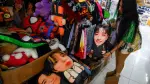 Una vendedora muestra productor coreanos en Plaza Garibaldi, como un lazo entre Corea del Sur y México, una de las conexiones culturales más inusuales que crece a pesar del idioma y la distancia física.