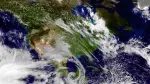 Imagen satelital de México, cubierto de bandas nubosas y un posible ciclón tropical.