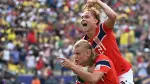 Erling Braut Haaland celebra con Andreas Schjelderup el segundo gol de Noruega durante el partido de octavos de final del Mundial 2026 ante Brasil, disputado en el estadio de Nueva York/Nueva Jersey, en East Rutherford.