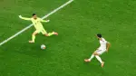 Mikel Merino, de España, anota el primer gol.