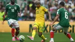 Jayden Adams (centro) disputa un balón con Julián Quiñones y Erik Lira durante el México vs. Sudáfrica del Mundial 2026. Foto: AFP