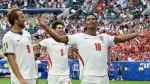 Jude Bellingham celebra con Harry Kane y John Stones el gol de Inglaterra ante Noruega en los cuartos de final del Mundial 2026. Foto: AFP