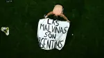 El centrocampista argentino Giovani Lo Celso, ajusta una pancarta con el mensaje "Las Malvinas pertenecen a Argentina" tras ganar el partido de semifinales del Mundial de fútbol de 2026 contra Inglaterra