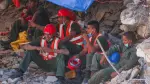 Equipos de rescate se congregan junto a un edificio derrumbado tras los devastadores terremotos del 24 de junio en Caraballeda, estado de La Guaira, Venezuela.