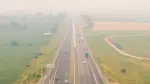 Vehículos circulan por la autopista 401 mientras el humo de los incendios forestales del noroeste de Ontario llena el cielo en Thames Centre.