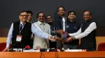 Directivos de la Organización India de Investigación Espacial (ISRO), IN-SPACe y Skyroot Aerospace posan con una maqueta del cohete Vikram-1.
