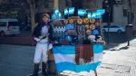 Un vendedor ofrece banderas y recuerdos de Argentina en una calle de Buenos Aires, donde el fútbol, la identidad nacional y la vida urbana se encuentran.