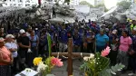 Decenas de personas realizaron este viernes un minuto de silencio por los fallecidos de los terremotos del 24 de junio en Venezuela, que ya suman más de 5.500 decesos, en las ruinas de un complejo de vivienda social que se desplomó en La Guaira, constataron periodistas de AFP.