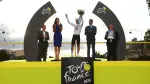 Isaac De l Toro, del equipo UAE Team Emirates XRG, celebra en el podio tras ganar el maillot blanco en el Tour de Francia.