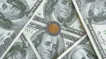 La divisa local gana terreno ante un debilitamiento generalizado del billete verde, mientras los operadores estudian los indicadores económicos publicadas este día en México y Estados Unidos.