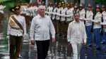 El presidente de Cuba, Miguel Díaz-Canel (C), y el presidente de Colombia, Gustavo Petro (D), pasan revista a una guardia de honor .