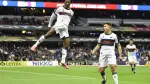 Jhojan Julio celebra con Leonardo Mejía el tercer gol del Atlante durante el duelo ante Cruz Azul en la Jornada 3 del Apertura 2026, disputado en el Estadio Banorte.