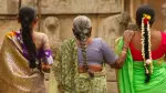 Mujeres caminan por el templo de Veerabhadra (Andhra Pradesh, India).