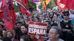 Unas mil personas se manifestaron este domingo en Madrid contra la gestión del Gobierno de la crisis migratoria en el enclave de Ceuta. Entre banderas españolas, reclamaron un mayor control de las fronteras y la defensa de la "identidad española". En la protesta participaron varios grupos de ultraderecha.