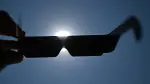 Fascinantes para el gran público, los eclipses solares son una oportunidad excepcional para los científicos para profundizar en el conocimiento del universo. Hace más de un siglo, por ejemplo, uno de estos fenómenos permitió confirmar la teoría de la relatividad de Einstein.
Para más información del tema, visita: https://www.eleconomista.com.mx/politica/sheinbaum-anuncia-plan-reactivar-exportaciones-aguacate-michoacan-eu-20260806-826967.html

Twitter: https://twitter.com/eleconomista 
Sitio web: https://www.eleconomista.com.mx/ 
Facebook: https://www.facebook.com/ElEconomista.mx 
Instagram: https://www.instagram.com/eleconomistamx 

#ElEconomista #EETV