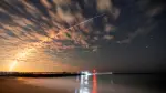 El cohete SpaceX Falcon 9 que transportaba satélites Starlink se ve sobre Sebastian Inlet tras su lanzamiento desde Cabo Cañaveral, Florida