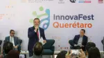 El secretario de Economía, Marcelo Ebrard, entregó a KIO el distintivo Hecho en México.