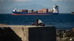 Un inmigrante reza en una playa de Ceuta, donde continúa una grave crisis humanitaria después de la histórica entrada masiva de más de 70,000 migrantes.