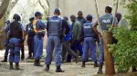 La policía de Sudáfrica descubrió un importante laboratorio de metanfetamina cristalina en la frontera con Zimbabue y detuvo a varios ciudadanos extranjeros, incluidos dos mexicanos, según informaron el viernes.