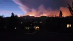 Humo y llamas se elevan del incendio Hawk en Reno, Nevada.