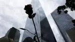 Se observa una flor depositada en el monumento conmemorativo frente a la Freedom Tower durante la ceremonia que marca el 25.º aniversario de los atentados terroristas del 11 de septiembre contra el World Trade Center, en el National 9/11 Memorial & Museum de Nueva York.